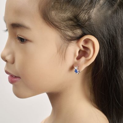 ảnh bé gái đeo bông tai hình hoa lá